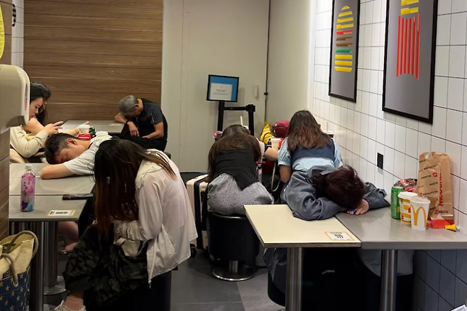 '특수부대식' 여행을 하는 중국인 관광객들이 숙박비를 아끼기 위해 맥도날드 매장에서 숙박하는 모습. /사진=ABC 뉴스 캡처