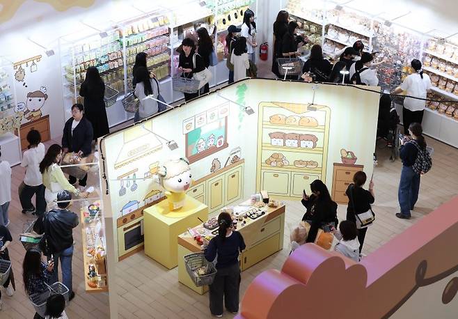 2025 월드 웹툰 페스티벌 개막을 앞둔 16일 서울 송파구 롯데월드몰에 마련된 팝업스토어를 찾은 시민들이 다양한 웹툰 관련 상품을 보고 있다. 오는 19일부터 나흘간 열리는 2025 월드 웹툰 페스티벌은 유명 웹툰 작가 토크 콘서트를 비롯해 드로잉쇼, 더빙쇼와 기획전시, 체험 프로그램으로 진행된다. 뉴시스