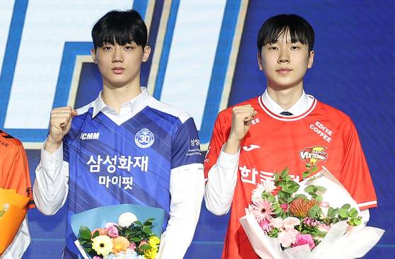 기념촬영하는 이우진과 방강호 (서울=연합뉴스) 김성민 기자 = 27일 서울 강서구 메이필드 호텔에서 열린 '2025-2026 한국배구연맹(KOVO) 남자 신인선수 드래프트'에서 지명을 받은 이우진(왼쪽)과 방강호가 기념촬영을 하고 있다. 2025.10.27 ksm7976@yna.co.kr (끝) 〈저작권자(c) 연합뉴스, 무단 전재-재배포, AI 학습 및 활용 금지〉