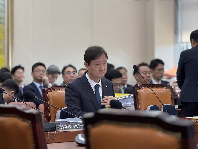 이찬진 금융감독원장이 27일 국회 정무위원회 국정감사에 참석해 의원 질의를 듣고 있다. 임성영 기자