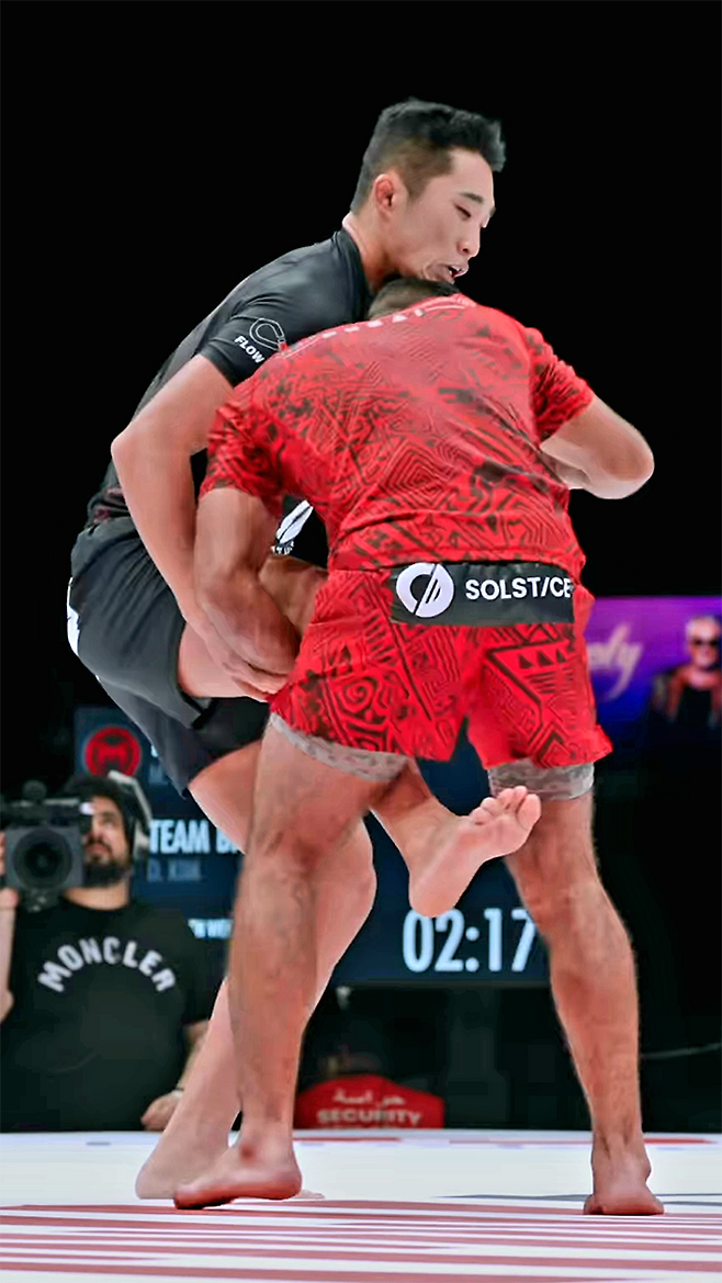 대한민국 UFC 1호 파이터 ‘스턴건’ 김동현이 2025년 10월 아랍에미리트 두바이 코카콜라 아레나 그래플링대회 Quintet 5 ‘팀 방타오 태국’ 중견을 맡아 ‘팀 노게이라 두바이’ 중견으로 나선 압델라우프 미도를 상대하고 있다. 사진=株式会社ラバーランド