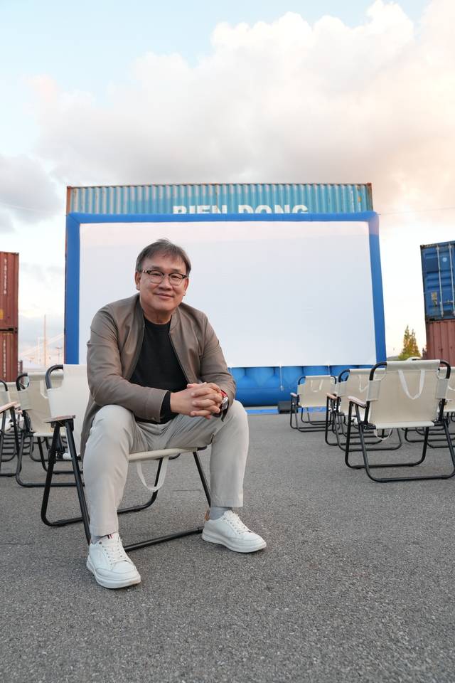 김성수 감독이 지난 24일 전남 광양의 스타인벡코리아 광양항에서 컨테이너로 만든 스크린을 배경으로 포즈를 취하고 있다. 남도영화제 제공