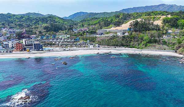 푸른 바다와 하얀 백사장을 품은 장호비치캠핑장 전경.