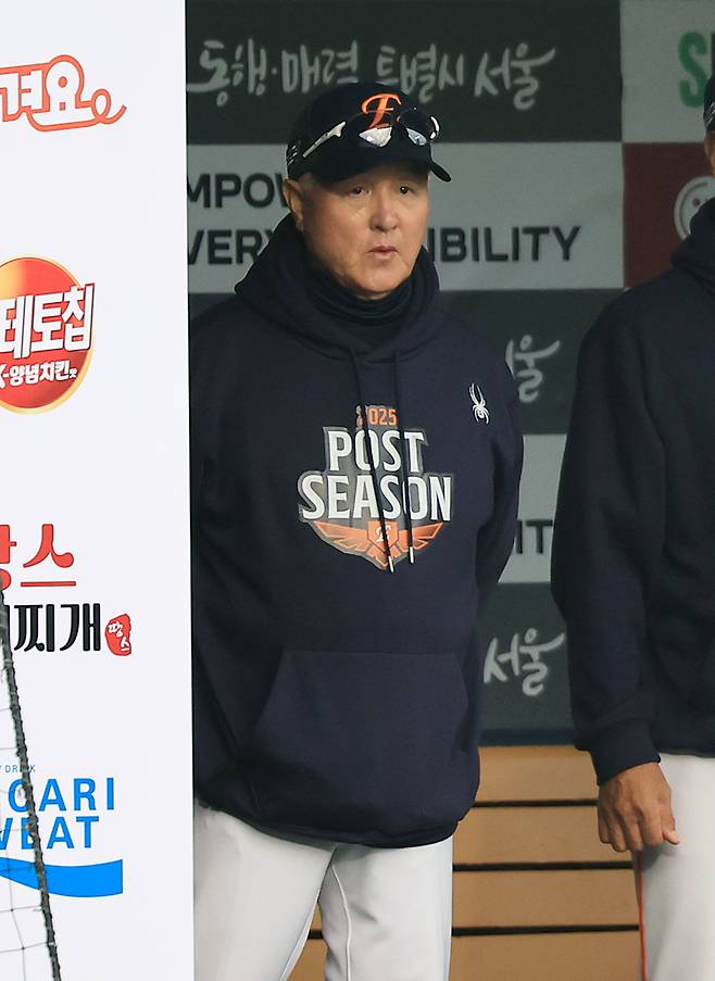 26일 서울 잠실야구장에서 열린 프로야구 2025 신한 SOL뱅크 KBO 포스트시즌 한국시리즈 1차전 한화 이글스와 LG 트윈스의 경기, 한화 김경문 감독이 8회초 더그아웃에서 굳은 표정으로 경기를 지켜보고 있다. 뉴스1