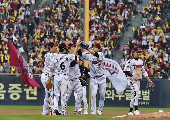 26일 서울 잠실야구장에서 열린 프로야구 2025 신한 SOL뱅크 KBO 포스트시즌 한국시리즈 1차전 한화 이글스와 LG 트윈스의 경기, 8대 2 승리를 거둔 LG 선수들이 승리의 기쁨을 나누고 있다. 뉴스1