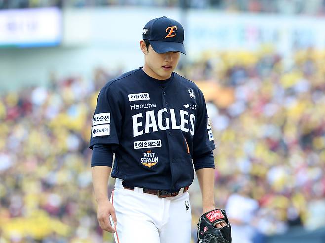 26일 서울 송파구 잠실야구장에서 열린 2025 KBO 한국시리즈 1차전 한화 이글스와 LG 트윈스의 경기, 5회말 한화 선발 문동주가 교체되고 있다. 뉴시스
