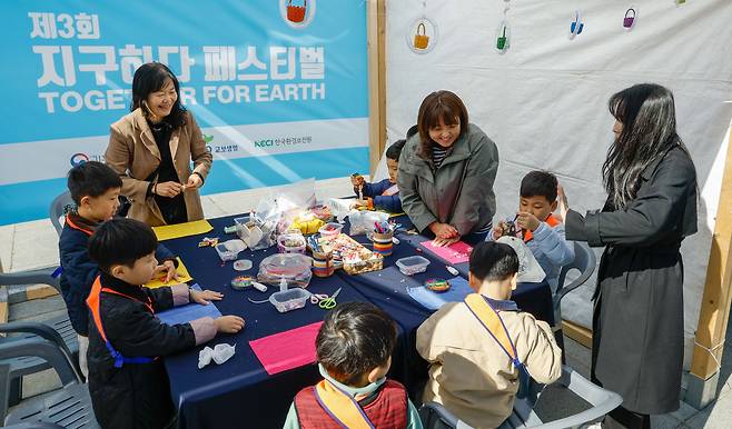 27일 서울 종로구 광화문광장에서 제3회 지구하다 페스티벌이 열린 가운데 어린이들이 재활용 체험을 하고 있다.