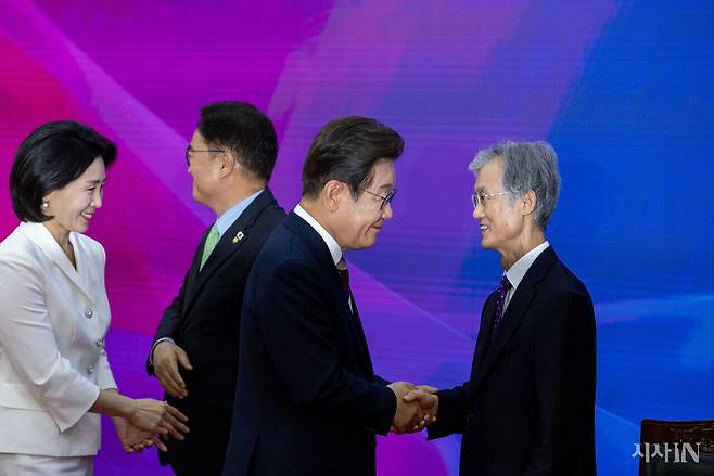 6월4일 국회에서 이재명 대통령이 취임 연설을 마치고 조희대 대법원장(맨 오른쪽)과 인사하고 있다. ⓒ시사IN 신선영