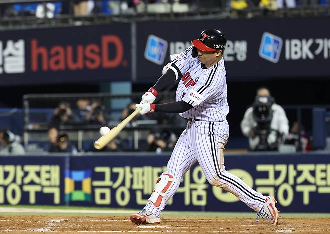 LG 문보경이 27일 잠실에서 열린 한화와 한국시리즈 2차전 4회말 2사 만루 기회에서 김범수를 상대로 3타점 2루타를 때리고 있다. 연합뉴스