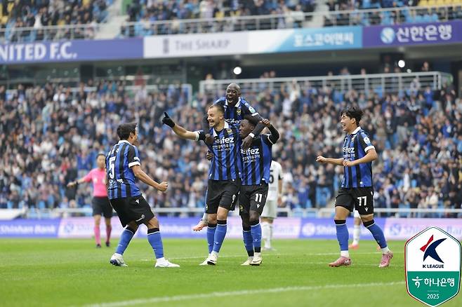 인천 유나이티드 무고사(왼쪽 두 번째)가 26일 인천축구전용경기장에서 열린 경남FC전에서 골을 넣은 뒤 동료들과 골 세리머니를 하고 있다. /사진=한국프로축구연맹 제공