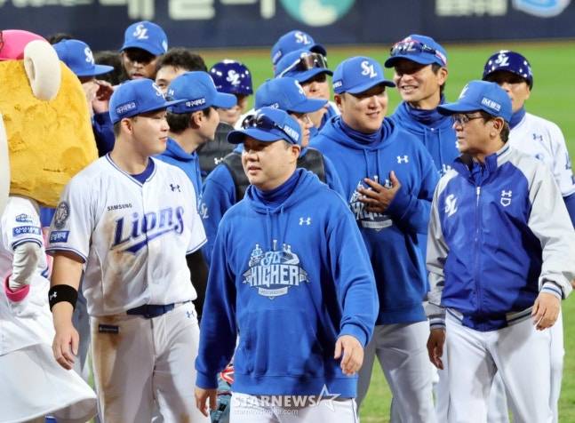 박진만 삼성 감독(맨 앞)이 2025 KBO 준플레이오프 4차전 승리 후 팬들에게 인사하고 있다. /사진=강영조 선임기자