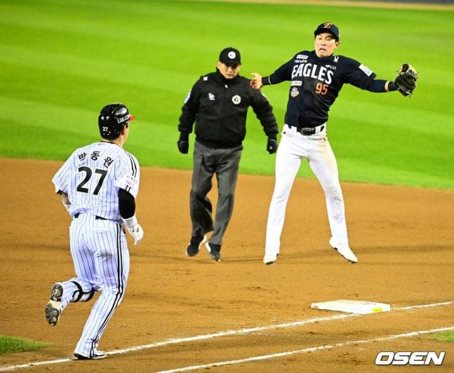 한화 1루수 황영묵(오른쪽)이 27일 LG 트윈스와 한국시리즈 2차전에서 7회 노시환의 송구를 잡지 못하고 있다.