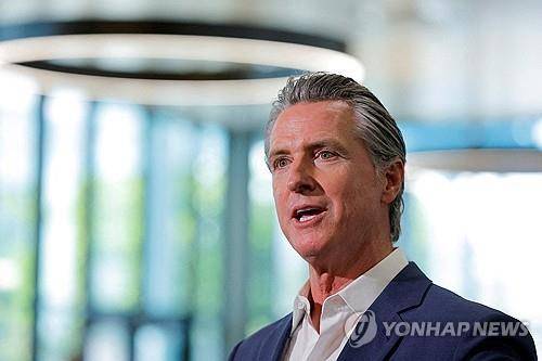 개빈 뉴섬 미국 캘리포니아주 주지사 (로스앤젤레스 로이터=연합뉴스 자료사진) 2025년 10월 8일 미국 캘리포니아주 로스앤젤레스의 벨버디어 중학교에서 열린 기자회견에서 발언하는 개빈 뉴섬 캘리포니아 주지사. (REUTERS/Mike Blake/File Photo) 2025.10.27.
