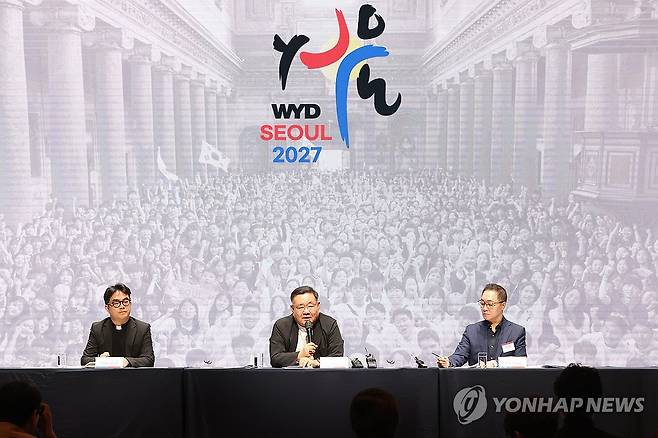 2027 서울 세계청년대회 언론브리핑 (서울=연합뉴스) 강민지 기자 = '2027 서울세계청년대회' 총괄코디네이터인 이경상 주교(가운데)가 27일 서울 서초구 가톨릭대 옴니버스파크에서 열린 '2027 서울 세계청년대회 기본계획 언론브리핑'에서 질의응답하고 있다. 2025.10.27 mjkang@yna.co.kr