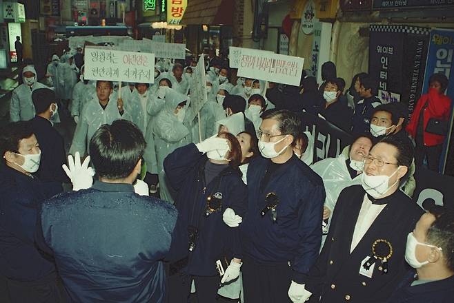 ▲ 1999년 11월11일 인현동 화재 참사 유가족들이 현장 방문에서 오열하고 있다. /인천일보DB