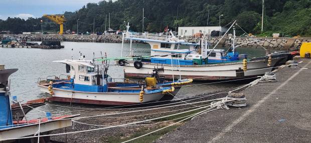 여자도 앞 선착장에는 아예 운항을 하지 않는 큰 배들이 적지 않다. 큰 배 운항에 들어가는 비용을 감당할 정도로 어획량을 채울 수 없기 때문이다.