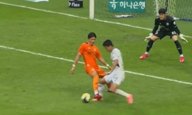 지난 3일 제주SK와 전북 현대와의 경기에서 제주 패널티 박스 내에서 수비수에 발을 밟히는 전북 전진우(가운데). 쿠팡플레이 중계화면 캡처