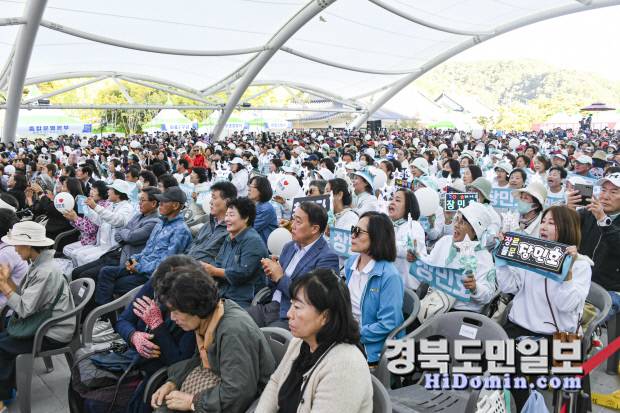 지난해 문경약돌한우축제 개회식 축하공연을 관람하는 관광객들.