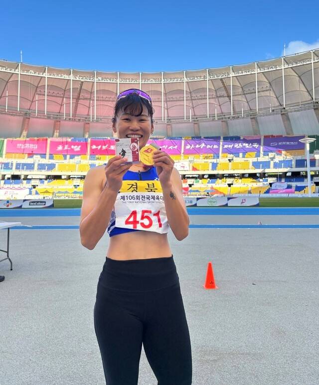 지난 17~23일 부산에서 열린 제106회 전국체육대회 400m 허들종목에서 금메달을 차지한 구미시청 운동선수단 손경미 선수. 구미시 제공