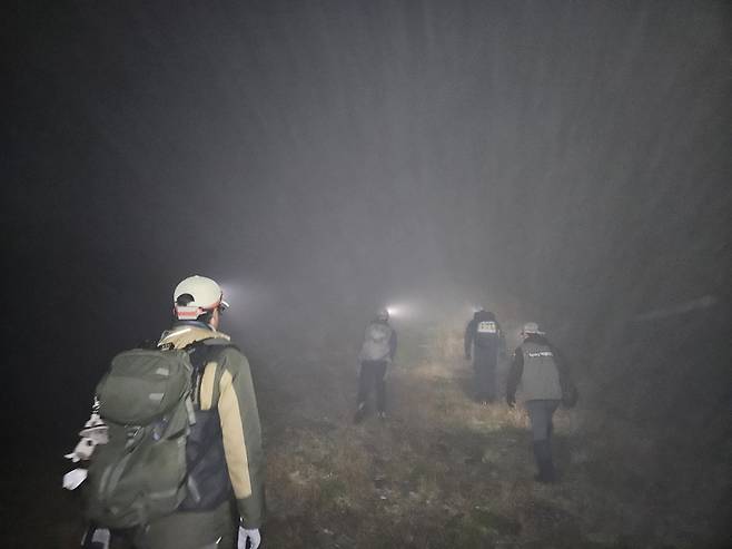 국립공원공단 직원들이 한라산에서 합동 점검을 실시하는 모습.
