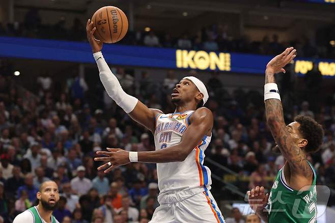NBA 오클라호마시티의 길저스-알렉산더가 댈러스와 경기에서 레이업을 하고 있다.ⓒ AFP=뉴스1