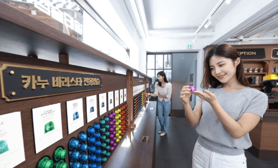 11월 2일까지 동서식품이 서울 종로구 북촌에서 플래그십 스토어 '카누 캡슐 테일러 in 북촌'을 운영한다. 소비자마다 자신 취향에 맞는 커피를 찾을 수 있도록 31종의 다채로운 캡슐을 선보이고, 이색적인 체험형 매장을 마련했다.(모델들이 '카누 캡슐 테일러 in 북촌'을 소개하고 있다.) /사진=동서식품