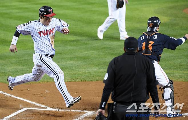 27일 잠실구장에서 열린 한국시리즈 2차전 LG 트윈스와 한화 이글스의 경기. 2회말 무사 2,3루 LG 구본혁 안타 때 박동원이 홈을 파고들고 있다. 잠실=박재만 기자 pjm@sportschosun.com/2025.10.27/