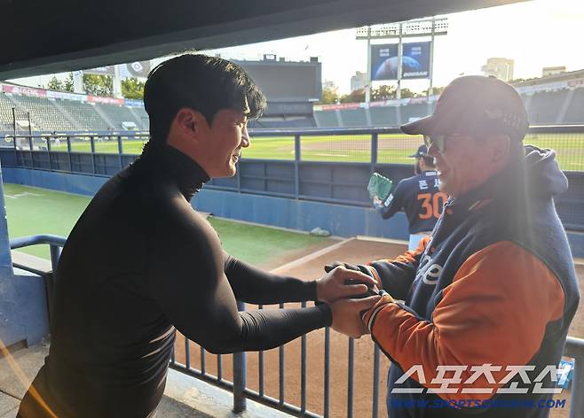 오지환-양상문 코치의 해후. 김영록 기자