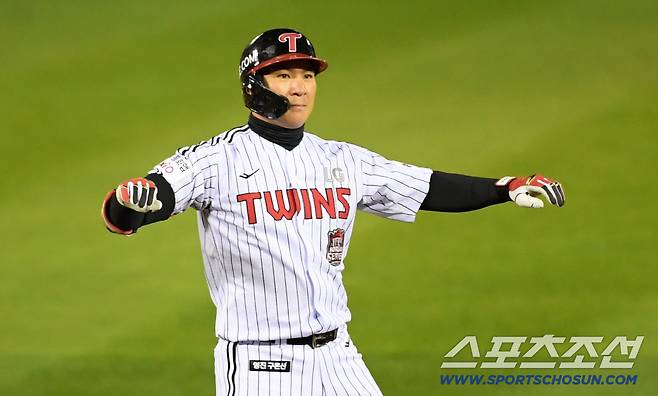 27일 잠실구장에서 열린 한국시리즈 2차전 LG 트윈스와 한화 이글스의 경기. LG 오지환이 안타를 날린 뒤 환호하고 있다. 잠실=박재만 기자 pjm@sportschosun.com/2025.10.27/