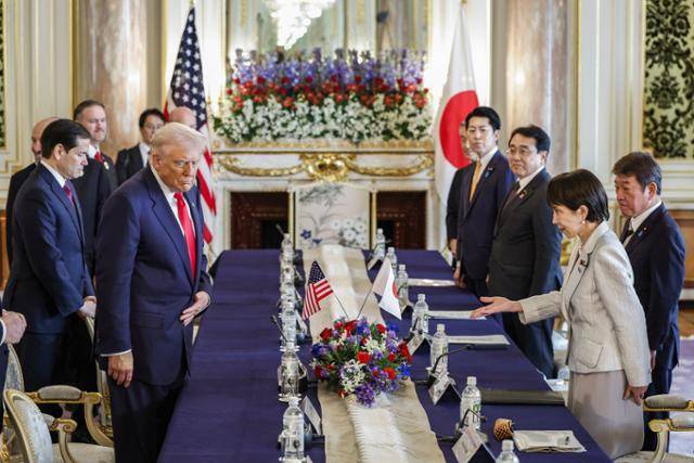 도널드 트럼프(왼쪽) 미국 대통령과 다카이치 사나에 일본 총리가 28일 일본 도쿄 모토아카사카 영빈관에서 회담을 시작하고 있다. 도쿄=AP 뉴시스