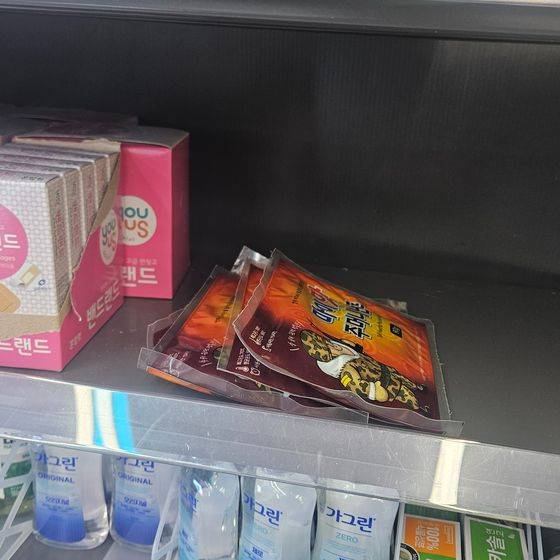 28일 오전 서울역 2층 대합실의 한 편의점에 진열된 핫팩. 문상혁 기자
