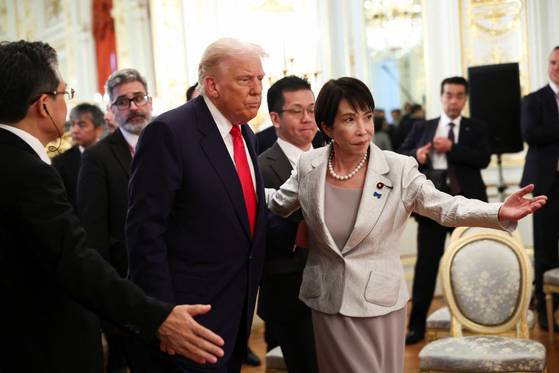 28일 일본 미나토구에 있는 영빈관을 찾은 도널드 트럼프 미국 대통령을 다카이치 사나에 일본 총리가 안내하고 있다. 로이터=연합뉴스