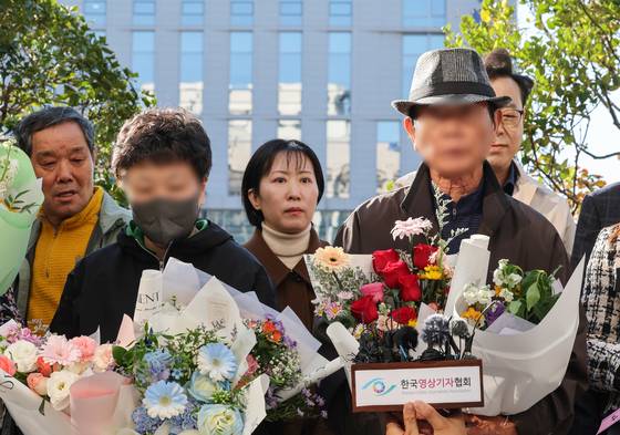 28일 오후 광주 동구 광주고등법원 앞에서 청산가리 막걸리 사건의 피고인 부녀가 사건 발생 16년 만에 재심에서 무죄를 선고받은 뒤 기자회견을 하고 있다. 연합뉴스