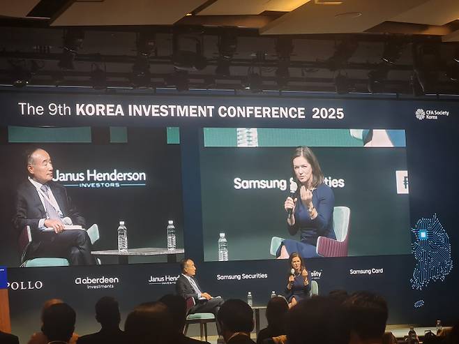 CFA한국협회가 28일 서울 여의도 페어몬트 앰배서더호텔에서 개최한 제9회 코리아 인베스트먼트 컨퍼런스(KIC 2025)에서 마가렛 프랭클린(Margaret Franklin) CFA Institute 회장(오른쪽) 겸 CEO와 허경욱 글로벌 CFA 거버너가 '혼돈의 시대 글로벌 금융을 이끄는 리더십과 전략적 통찰'을 주제로 좌담회를 가졌다./사진=김병탁 기자