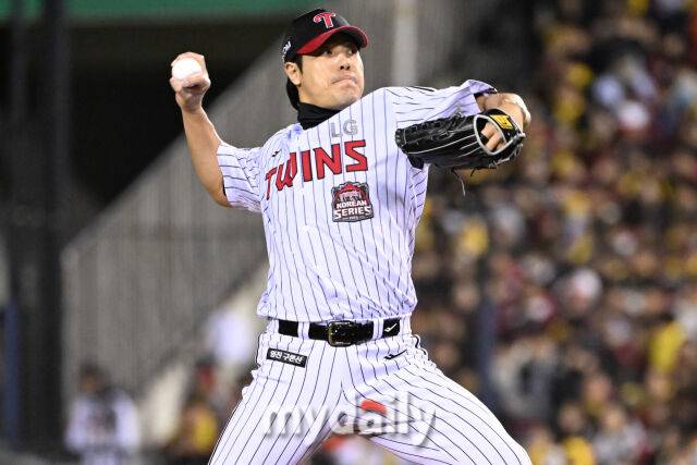 27일 서울 잠실야구장에서 열린 2025 신한 SOL 뱅크 KBO 한국시리즈 2차전' 한화 이글스와 LG 트윈스 경기. LG 김진성이 4회초 2사 만루에 교체되 마운드에 올라 힘차게 투구하고 있다./마이데일리