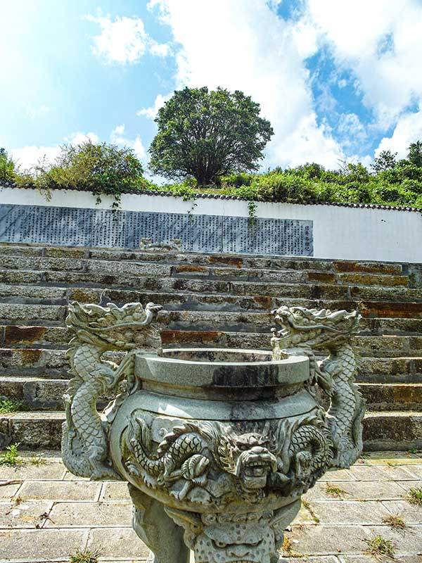 금수차존에게 향과 술을 올리는 자리.