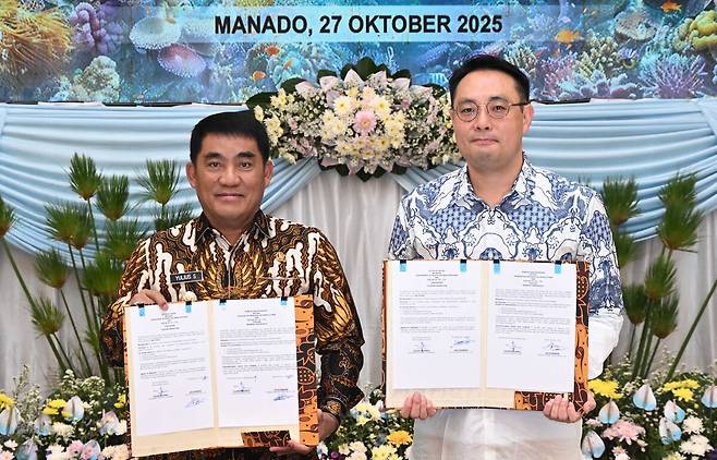 이경민(오른쪽) 이스타항공 커머셜본부장과 율리우스 셀바누스(Yulius Selvanus) 인도네시아 북술라웨시주지사가 27일(현지시간) 인도네시아 북술라웨시주 마나도 주지사 공관에서 열린 '마나도 관광 활성화'를 위한 협력 의향서(LOI:Letter of Intent) 체결식에서 기념촬영을 하고 있다. 이스타항공과 북술라웨시주는 한국과 마나도의 항공 직항편 연결을 강화하고 지속가능한 관광 개발과 지역경제 활성화를 위한 협력적 체계를 구축하는 데 상호 협력하기로 약속했다. 북술라웨시주=이제원 선임기자