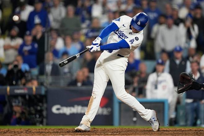 6시간 40분 혈투 끝내는 프리먼 - 로스앤젤레스(LA) 다저스의 프레디 프리먼이 27일(현지 시간) 미 캘리포니아주 로스앤젤레스 다저 스타디움에서 열린 2025 메이저리그 월드시리즈(WS·7전4선승제) 3차전 토론토 블루제이스와 경기 연장 18회 말 끝내기 1점 홈런을 치고 있다. 다저스가 6시간 40분에 걸친 혈투 끝에 6-5로 승리해 시리즈 전적 2승1패를 기록했다. 로스앤젤레스 AP 뉴시스