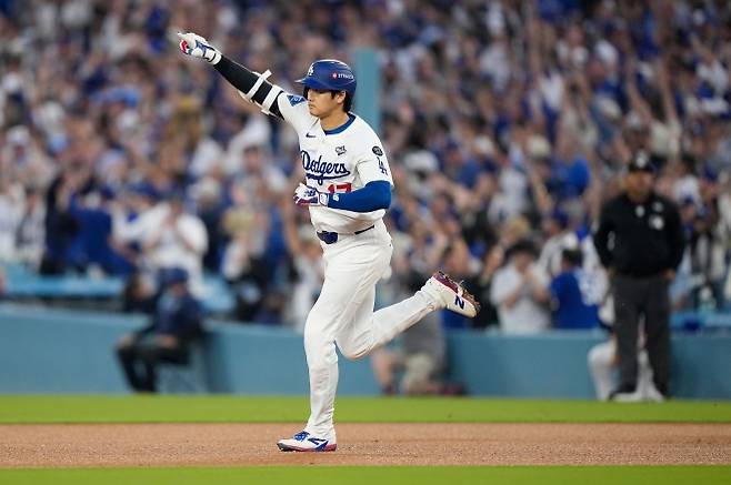 홈런 포 가동 후 베이스 도는 오타니 - 로스앤젤레스(LA) 다저스의 오타니 쇼헤이가 27일(현지 시간) 미 캘리포니아주 로스앤젤레스 다저 스타디움에서 열린 2025 메이저리그 월드시리즈(WS·7전4선승제) 3차전 토론토 블루제이스와 경기 3회 말 1점 홈런을 친 후 베이스를 돌고 있다. 다저스는 4회 현재 2-3으로 끌려가고 있다. 2025.10.28. 로스앤젤레스 AP 뉴시스
