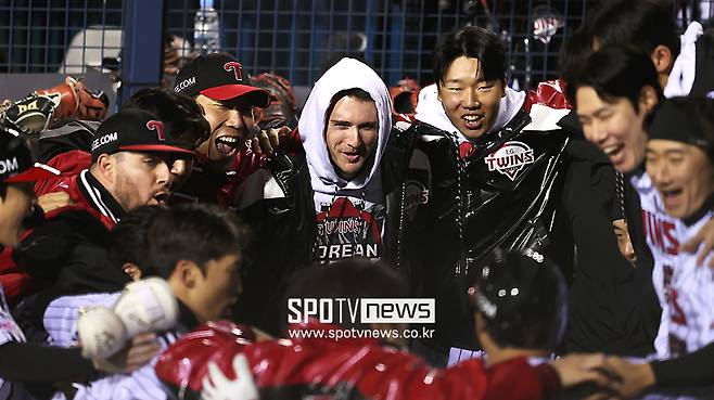 ▲ 문보경 홈런에 기뻐하는 LG 선수들. ⓒ곽혜미 기자