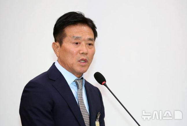 문진희 대한축구협회 심판위원장이 27일 서울 여의도 국회에서 열린 문화체육관광위원회의 대한체육회 등 국정감사에서 김승수 국민의힘 의원의 축구 오심 관련 질의에 답하고 있다. /사진=뉴시스