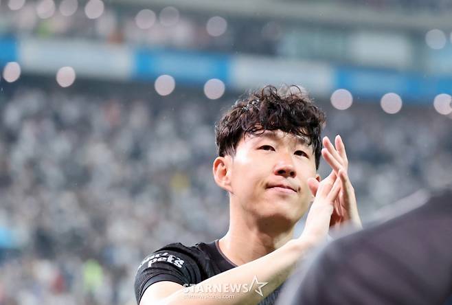 토트넘 손흥민이 지난 8월 서울월드컵경기장에서 열린 '2025 쿠팡플레이시리즈 토트넘 홋스퍼와 뉴캐슬 유나이티드 경기를 마무리 한후 그라운드를 돌며 인사를 하고 있다. /사진=강영조 선임기자