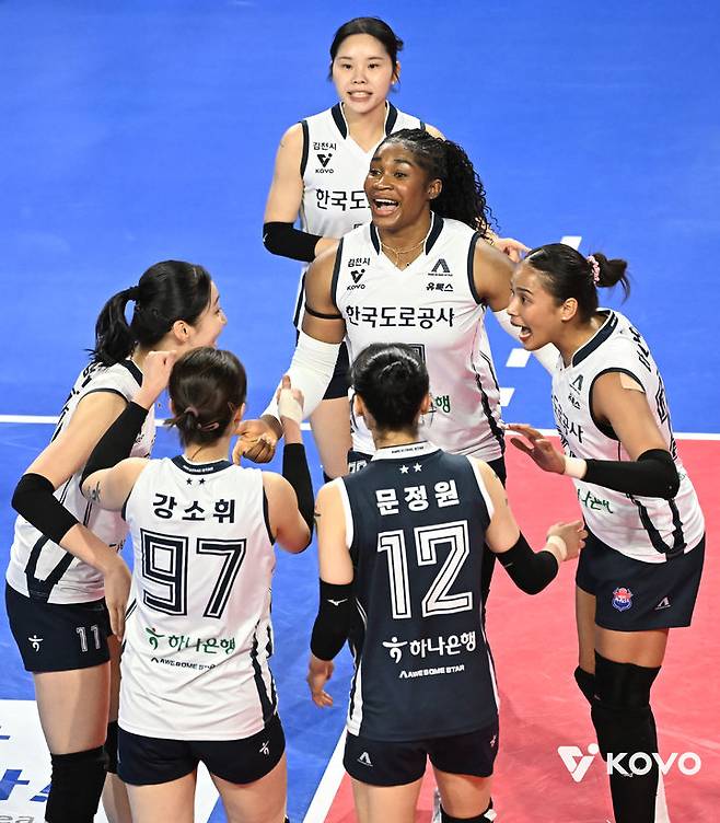 한국도로공사 선수들이 28일 화성종합실내체육관에서 열린 IBK기업은행과 '프로배구 진에어 2025~2026 V-리그 여자부' 경기 중 서로 격려하고 있다. /사진=KOVO 제공