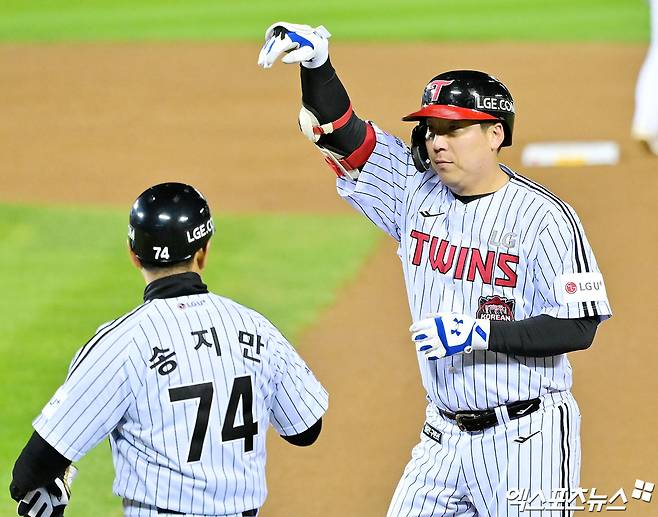 27일 오후 서울 송파구 잠실야구장에서 열린 '2025 신한 SOL Bank KBO 한국시리즈' 한화 이글스와 LG 트윈스의 2차전 경기, 2회말 LG 김현수가 중전안타를 날리고 있다. 잠실, 김한준 기자