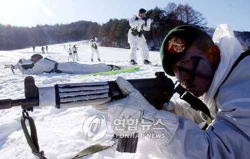 베레모 쓴 해병 수색대 혹한기 훈련 6일 강원도 평창군 황병산 해병대 설한지 훈련장에서 해병수색대원들이 스키를 이용한 전술훈련을 하고 있다. 2003.01.16 (황병산=연합뉴스)