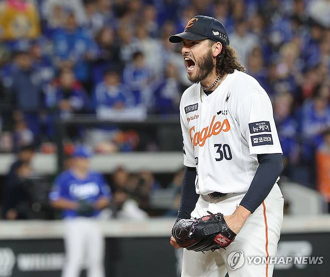 환호하는 폰세 (대전=연합뉴스) 류영석 기자 = 24일 대전 한화생명 볼파크에서 열린 2025 프로야구 KBO리그 포스트시즌 플레이오프 5차전 삼성 라이온즈와 한화 이글스의 경기.
한화 선발 투수 폰세가 2회초 2사 상황에서 삼성 1루 주자 김지찬을 견제로 아웃시킨 뒤 환호하고 있다. 2025.10.24 ondol@yna.co.kr