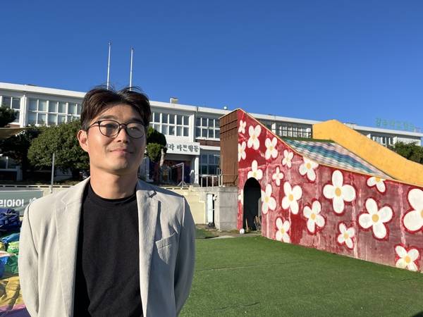 함안에 사는 정주원 씨는 작은 학교를 살리는 차원에서 주민조례발안제를 활용하게 됐다. /김다솜 기자