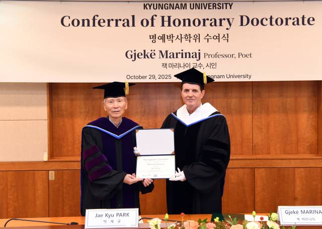 마리나이(Gjeke Marinaj) 시인, 경남대학교 명예문학박사 수여 사진.