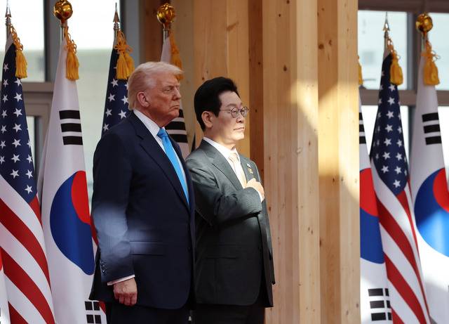 이재명 대통령과 트럼프 대통령. 이재명 대통령이 29일 경북 경주박물관에서 열린 도널드 트럼프 미국 대통령 공식 환영식에서 국기에 경례하고 있다. 대통령실통신사진기자단, 연합뉴스.