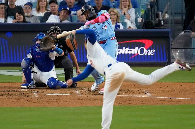 토론토 블루제이스의 블라디미르 게레로가 LA다저스 선발투수 오타니 쇼헤이를 상대로 투런홈런을 터뜨리고 있다. 사진=AP PHOTO